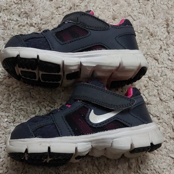 Nike Girls Sneakers - Picture 2 of 3